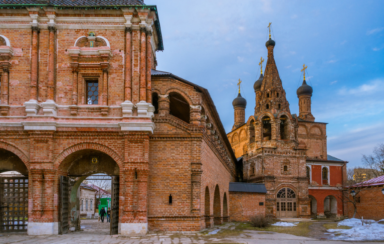 Крутицкое подворье в Москве. Успенский собор и колокольня Крутицкое подворье в Москве. Успенский собор и колокольня